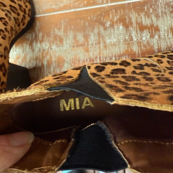Mia Trinaa Leopard Print Booties - Picture 11 of 12